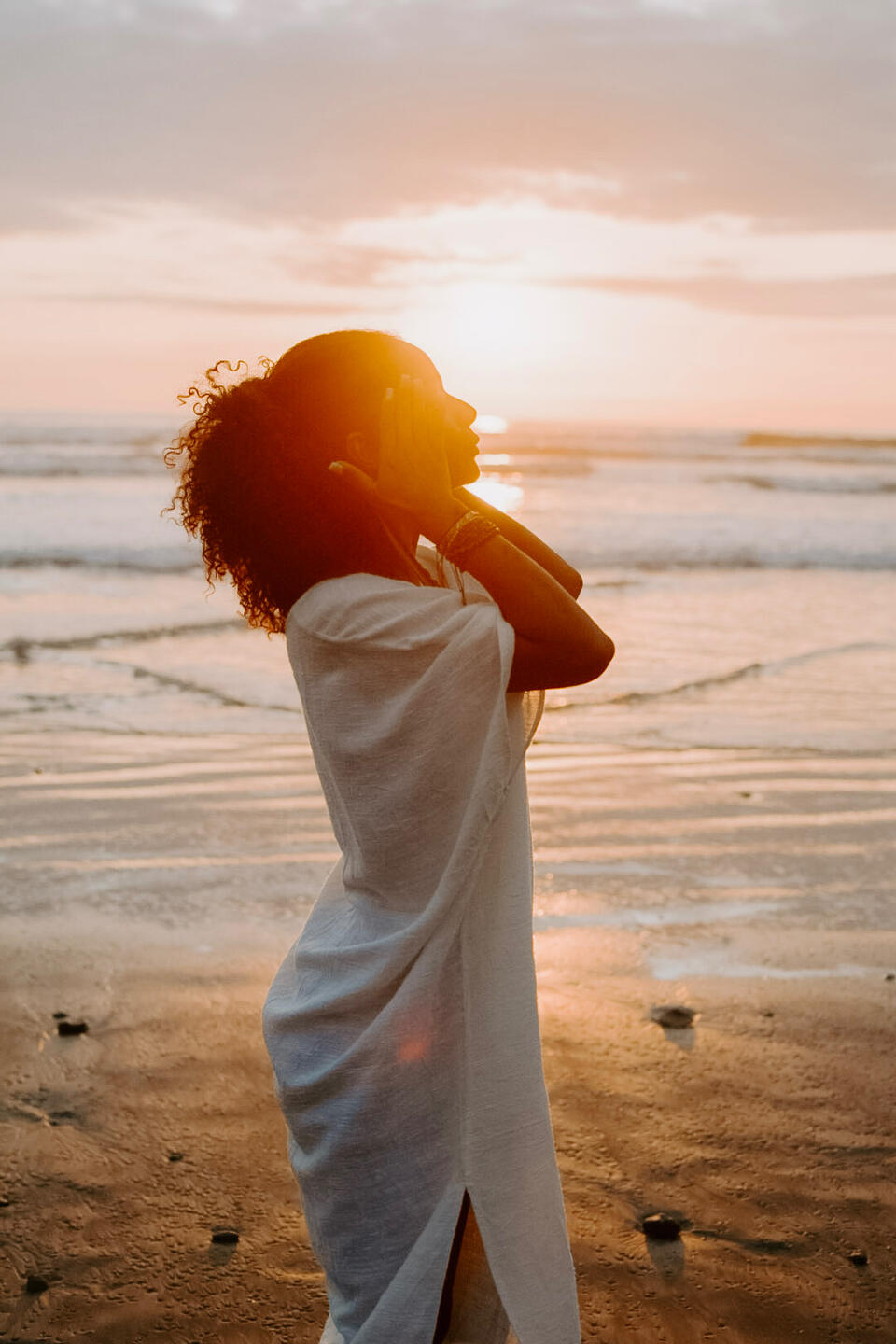 Los chakras Los chakras son centros de energía en el cuerpo humano que regulan diversos aspectos de nuestra salud física, emocional y espiritual. Estos centros energéticos desempeñan un papel importante en mantener el equilibrio y el bienestar general.