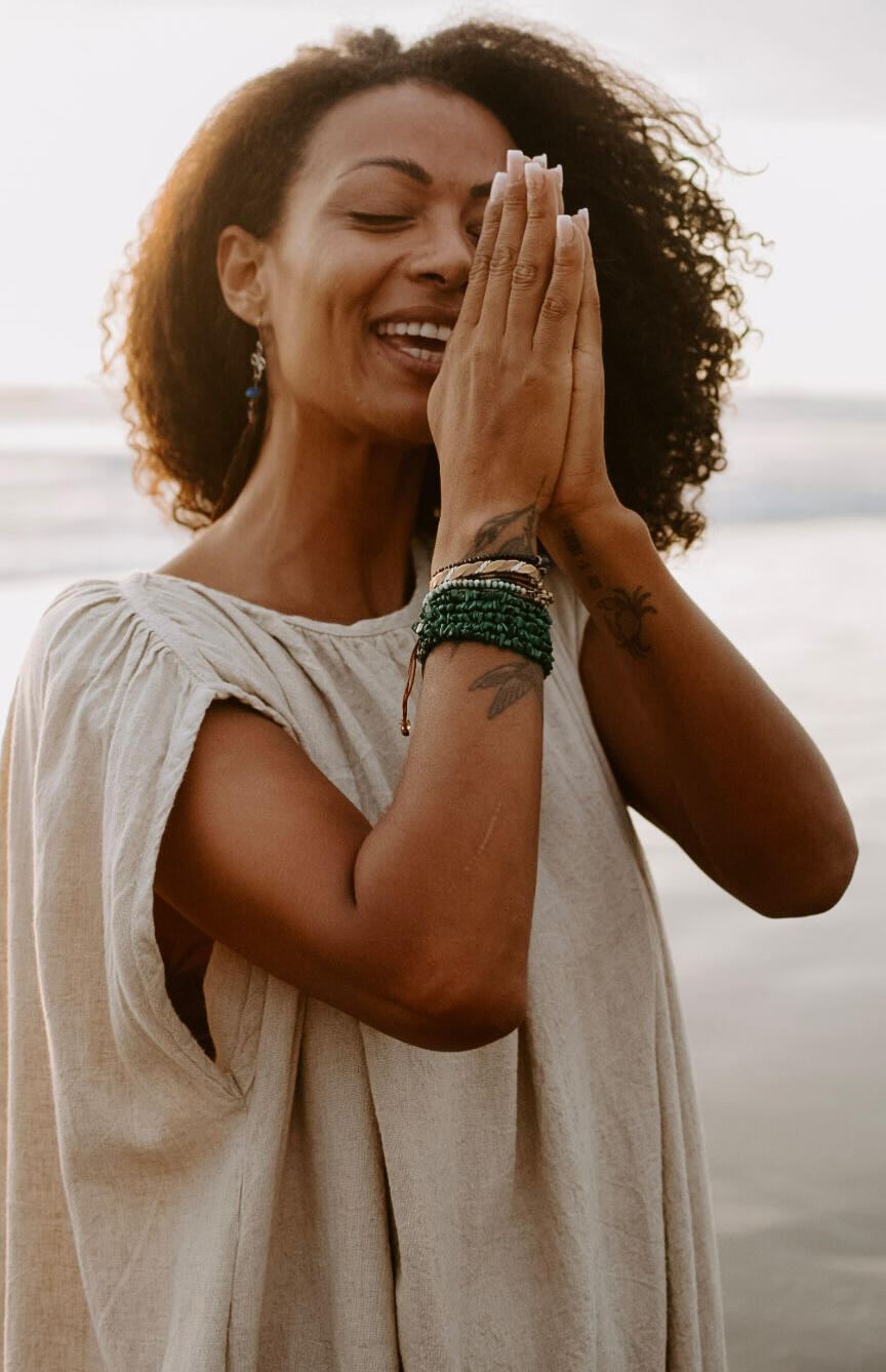 Los chakras son centros de energía en el cuerpo humano que regulan diversos aspectos de nuestra salud física, emocional y espiritual. Estos centros energéticos desempeñan un papel importante en mantener el equilibrio y el bienestar general.